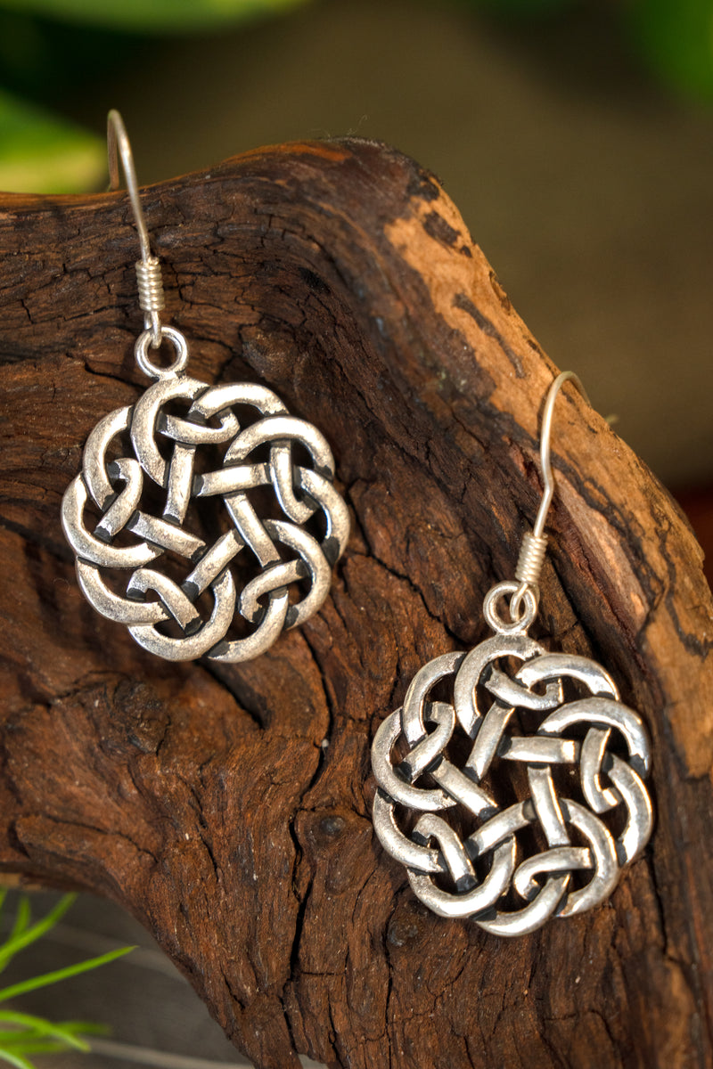 Keltische oorbellen knoop, verzilverd brons