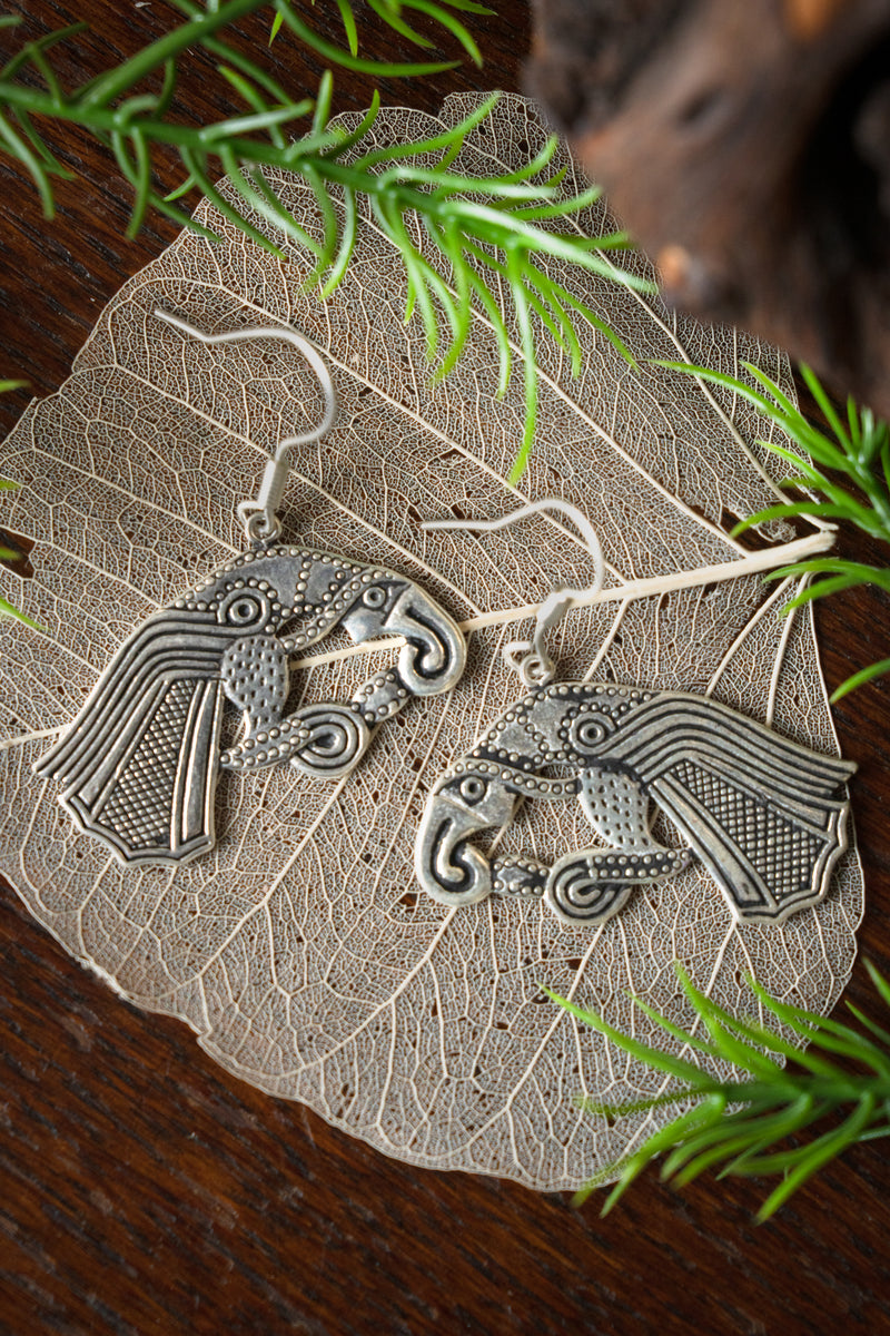 Oorbellen Germaanse raaf, verzilverd brons