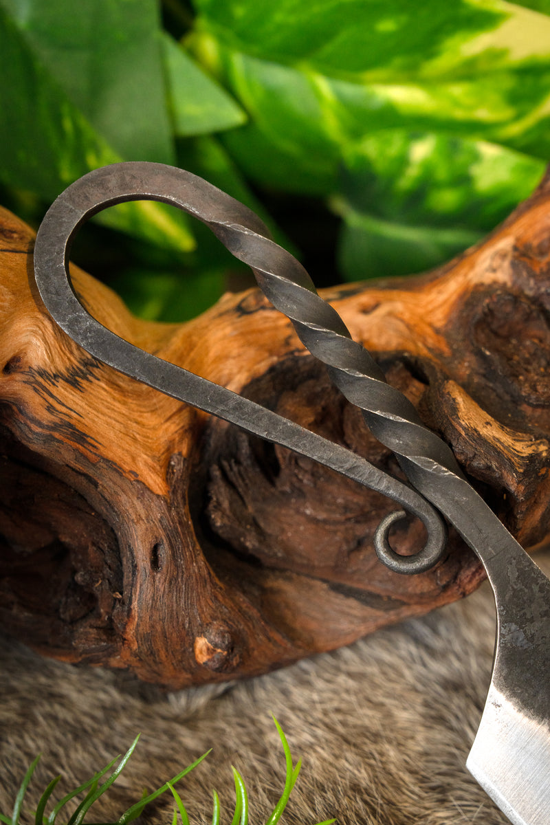 Prehistoryczny nóż z skręconym uchwytem