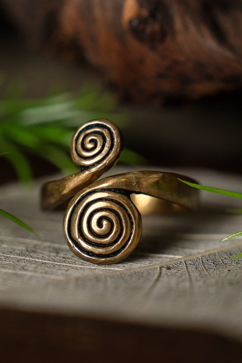 Keltische ring met spiralen, brons