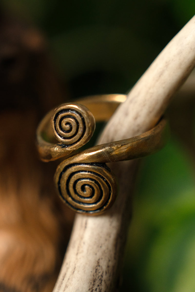 Keltische ring met spiralen, brons