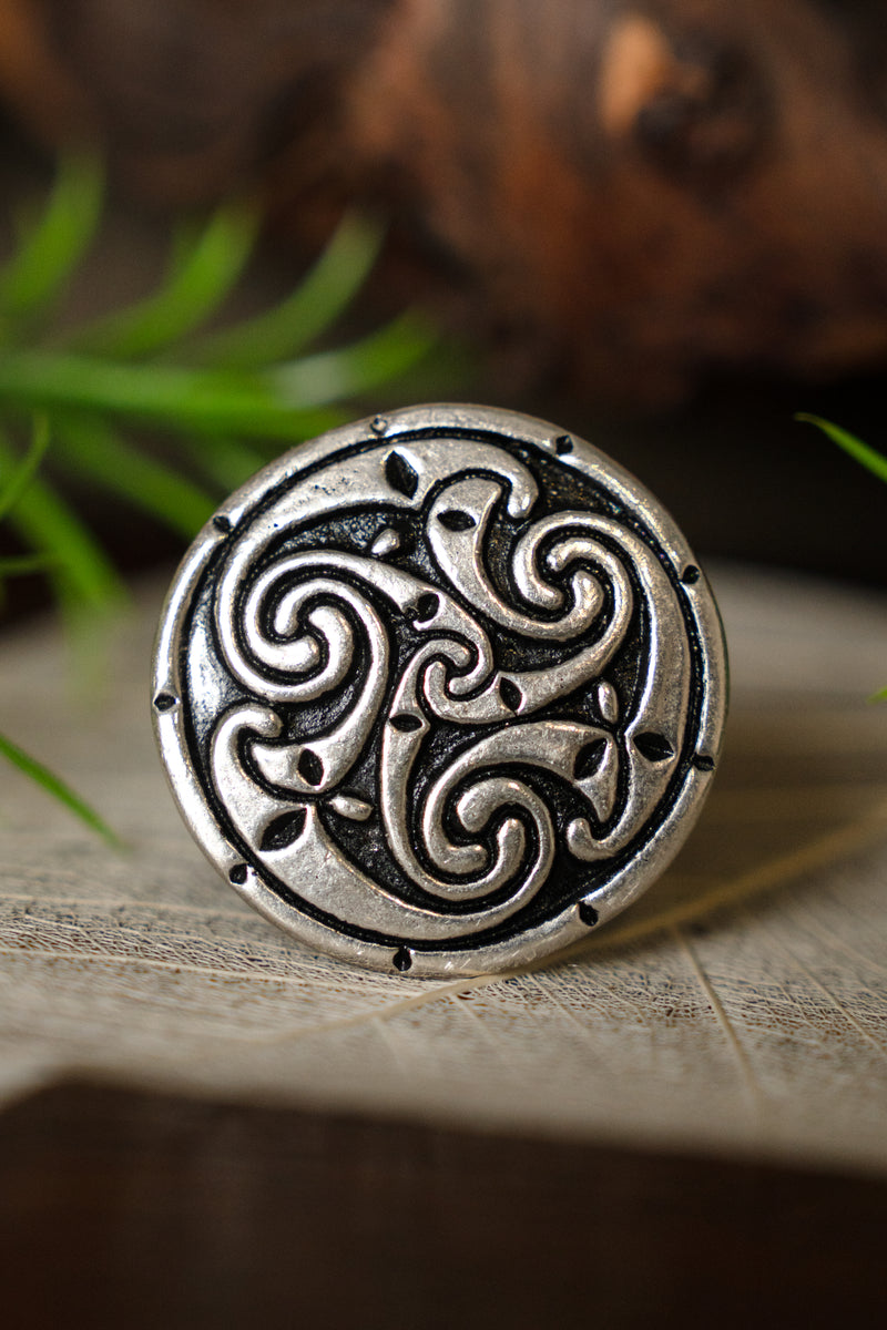 Keltische ring met trisquelion, verzilverd brons