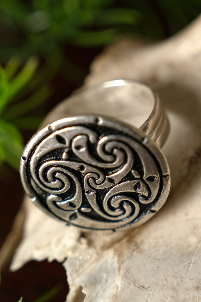 Keltische ring met trisquelion, verzilverd brons