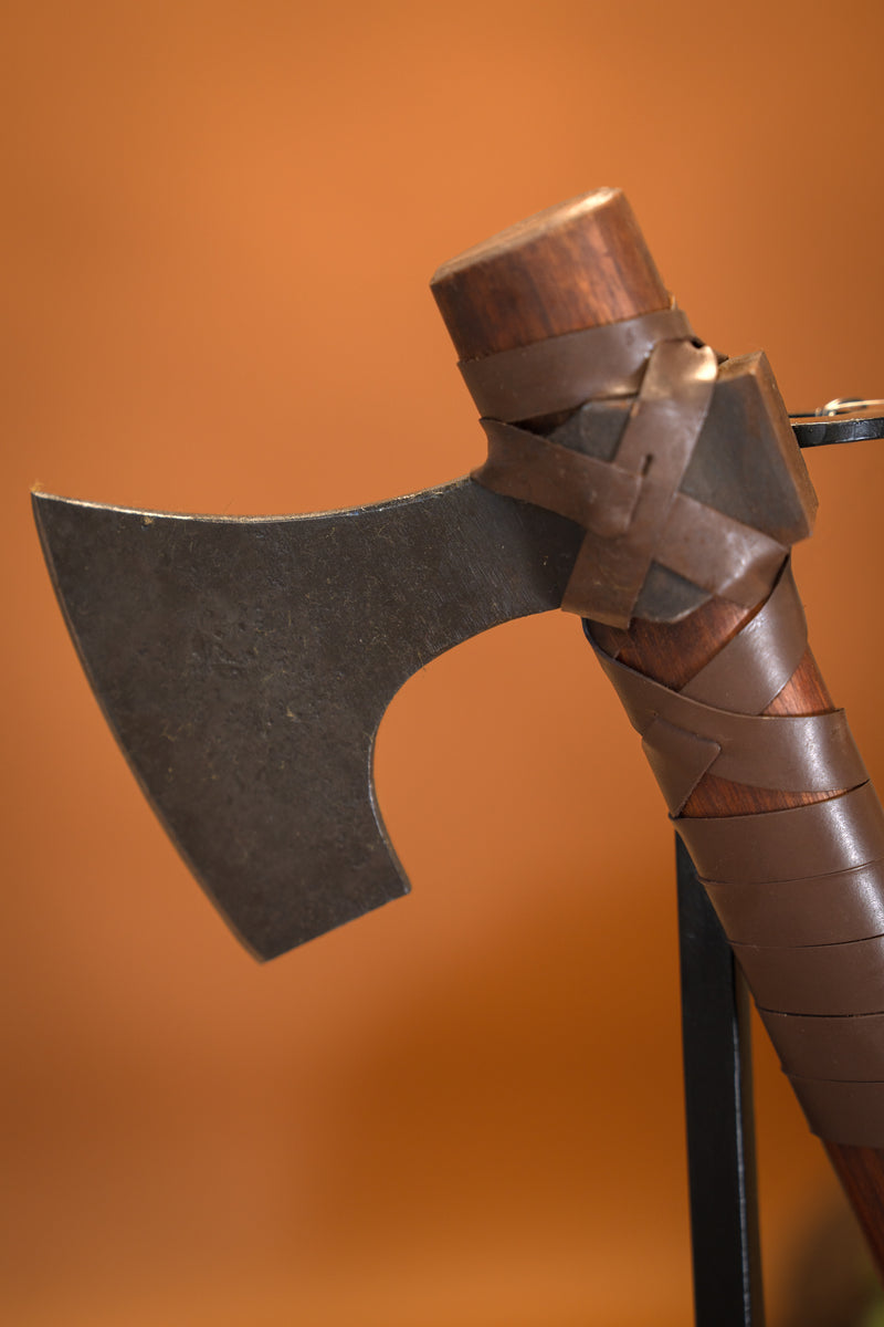 Huskarl skeggox met runen, type B, semi-scherp