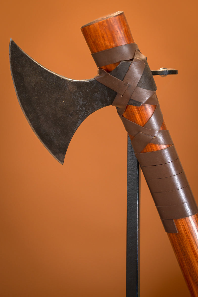 Viking Daneaxe met runen, type M, semi-scherp