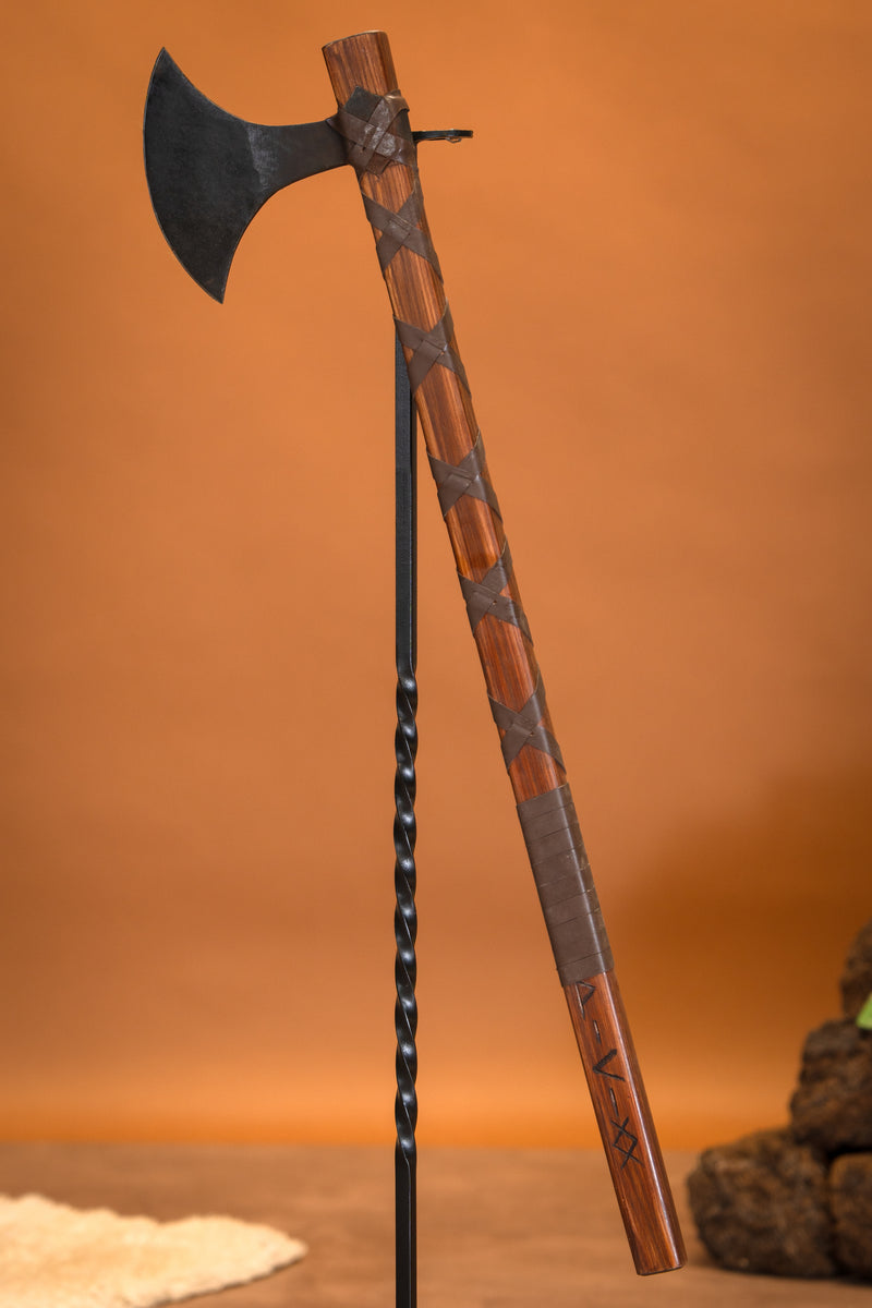 Daneaxe Ragnar met runen, type M, semi-scherp