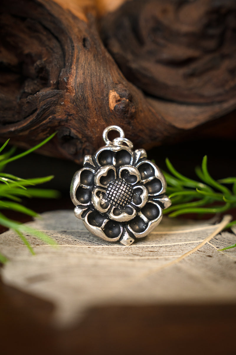 Rosa Tudor amuleto, bronce plateado 