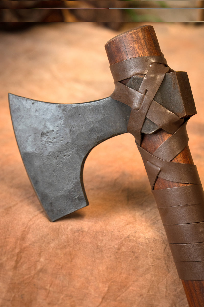 Huskarl skeggox met runen, type B, semi-scherp