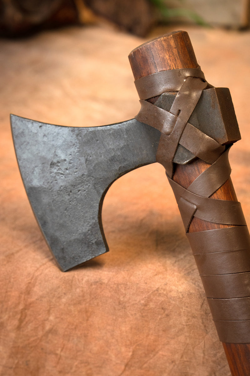 Huskarl ascia barbuta con rune, tipo B, semi-affilato 