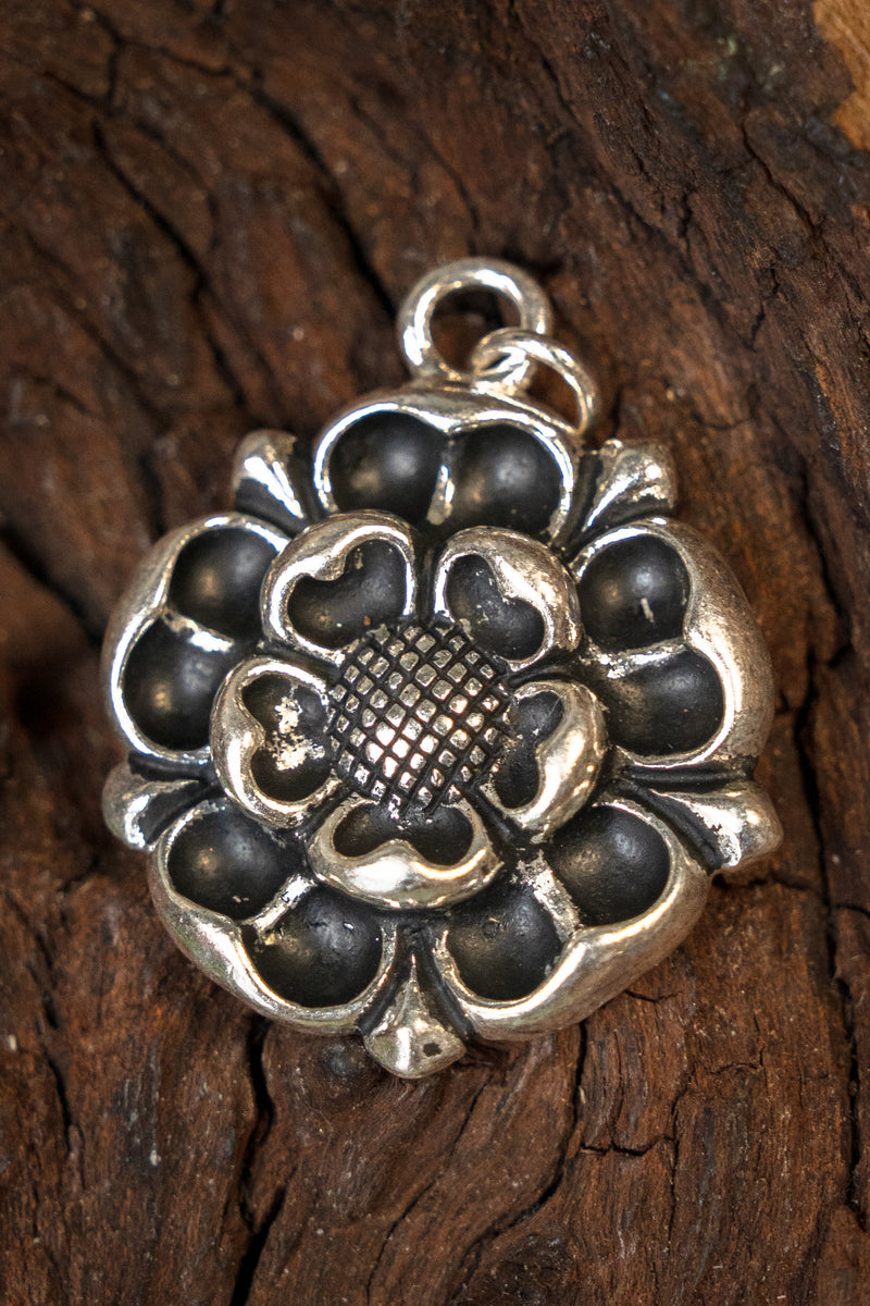 Tudor roos amulet, verzilverd brons