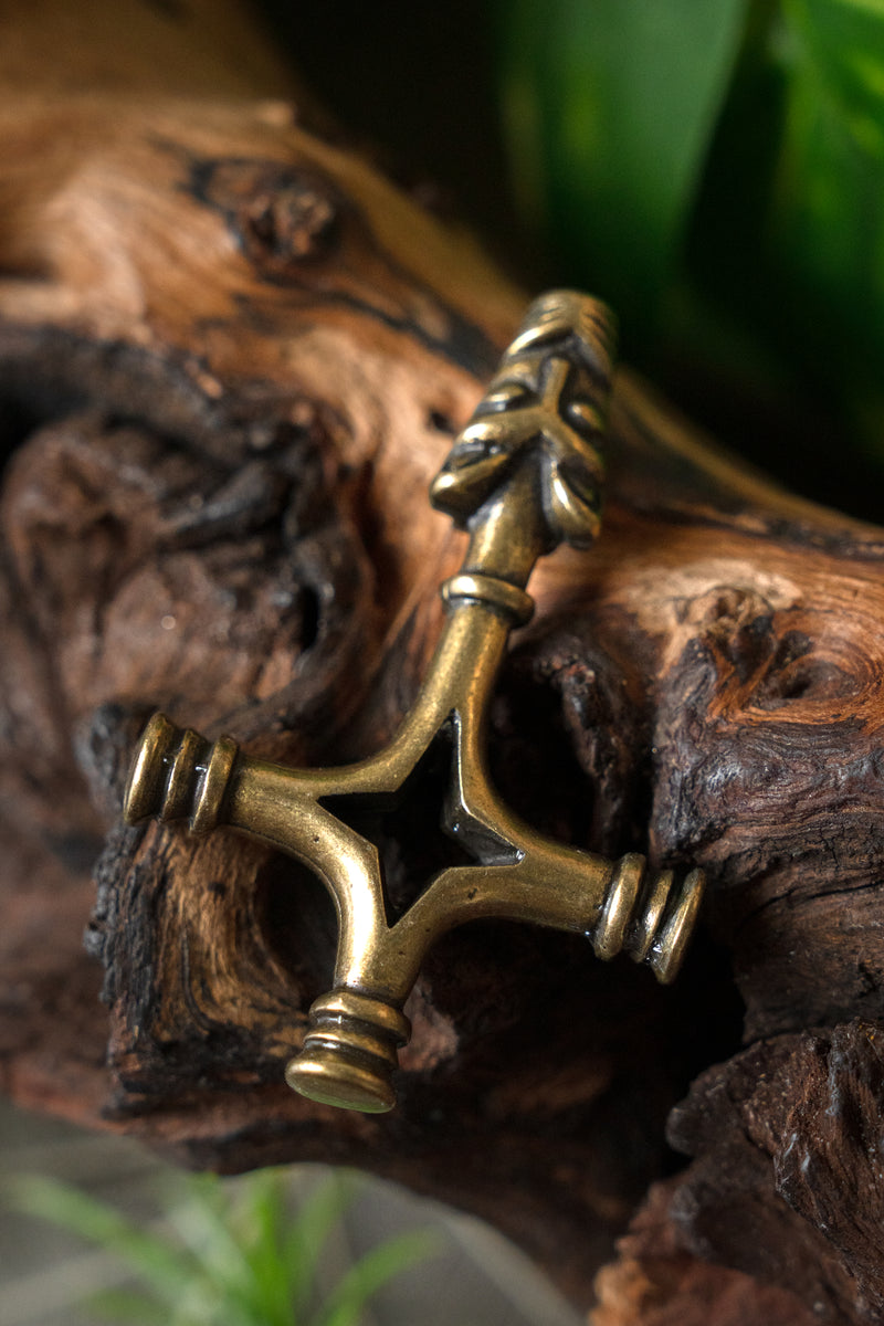 Thorshamer wolvenkruis, messing, zamak