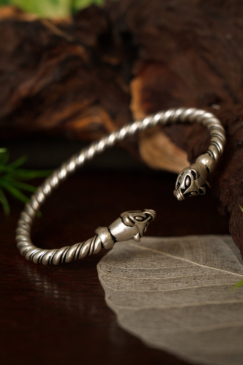 Bracelet viking avec têtes de belette, bronze argenté 