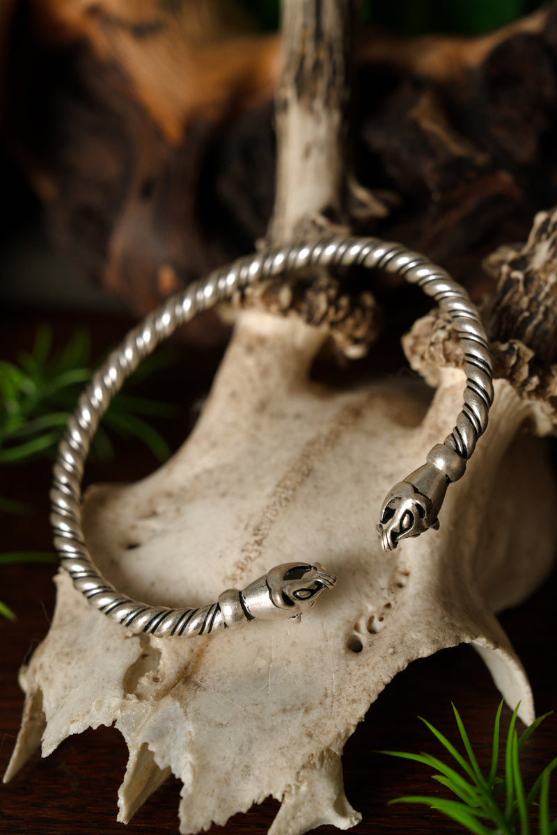 Bracelet viking avec têtes de belette, bronze argenté 