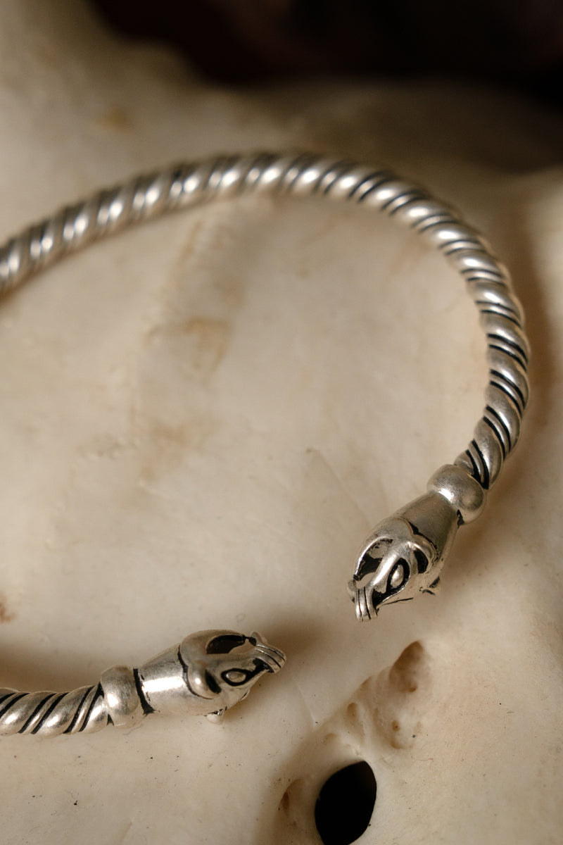 Bracelet viking avec têtes de belette, bronze argenté 