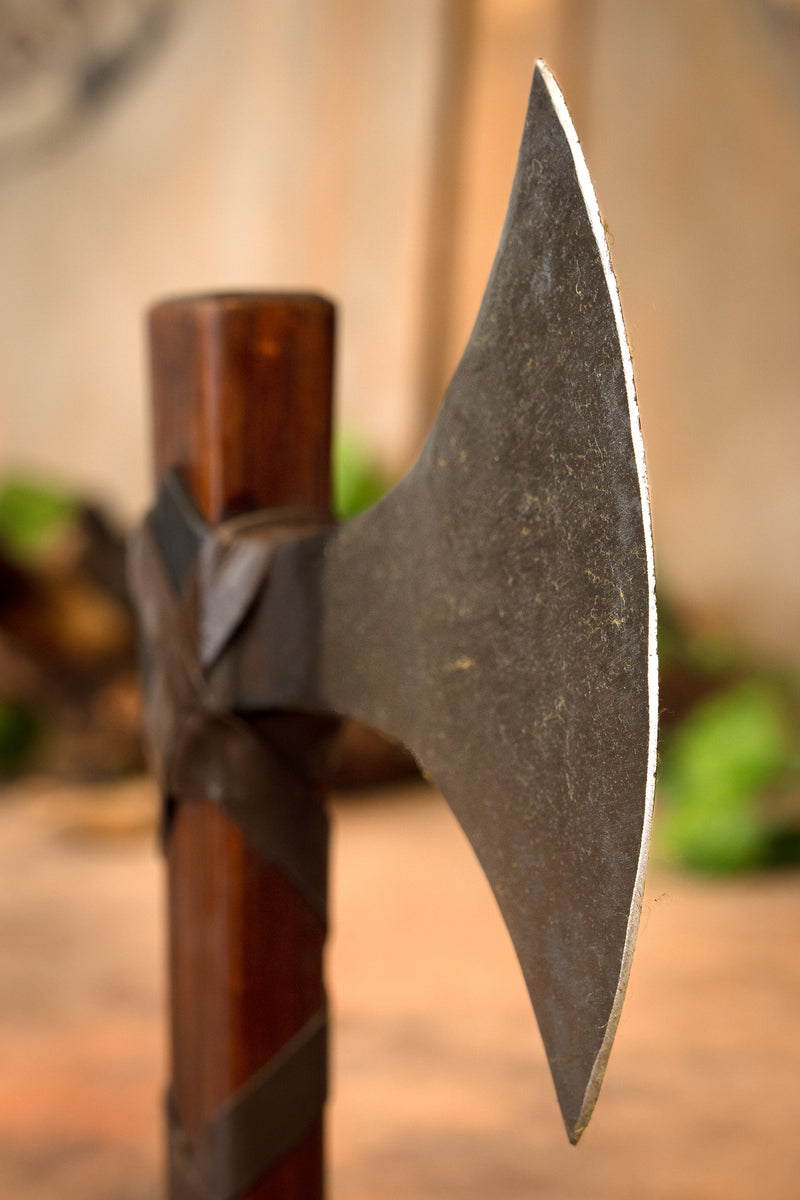 Daneaxe Ragnar met runen, type M, semi-scherp