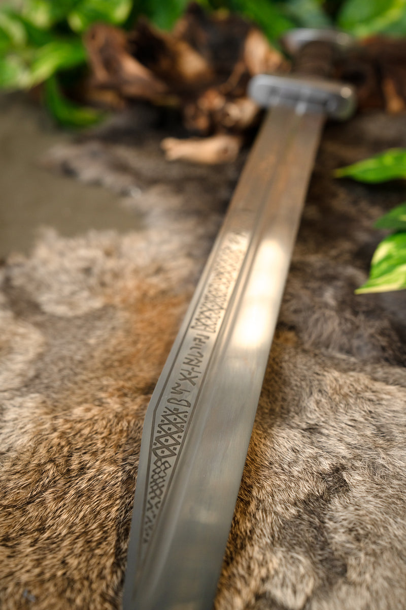 Beagnoth seax with runes, semi-sharp