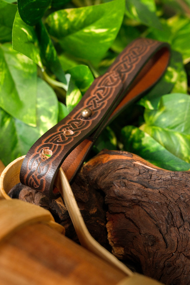 Keltische riemhouder voor bekers, bruin