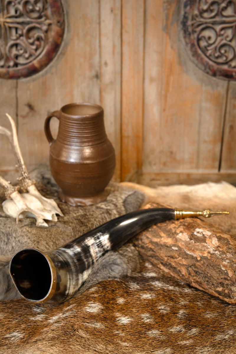 Drinkhoorn met valknut en messingen beslag, 300-500 ml