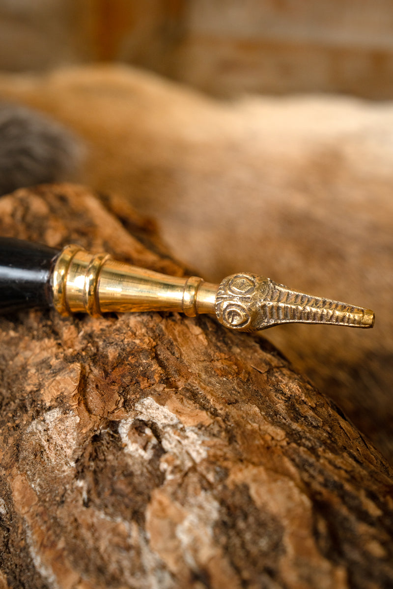 Drinkhoorn met valknut en messingen beslag, 300-500 ml