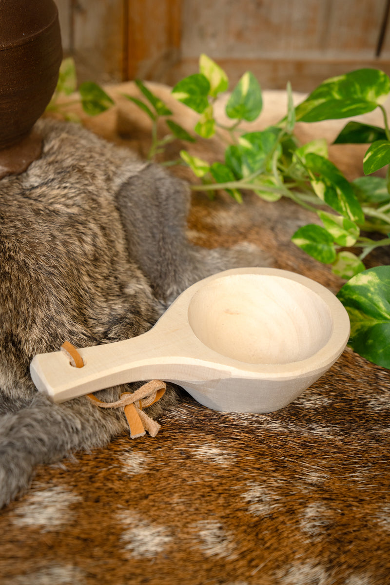 Opscheplepel met leren koordje