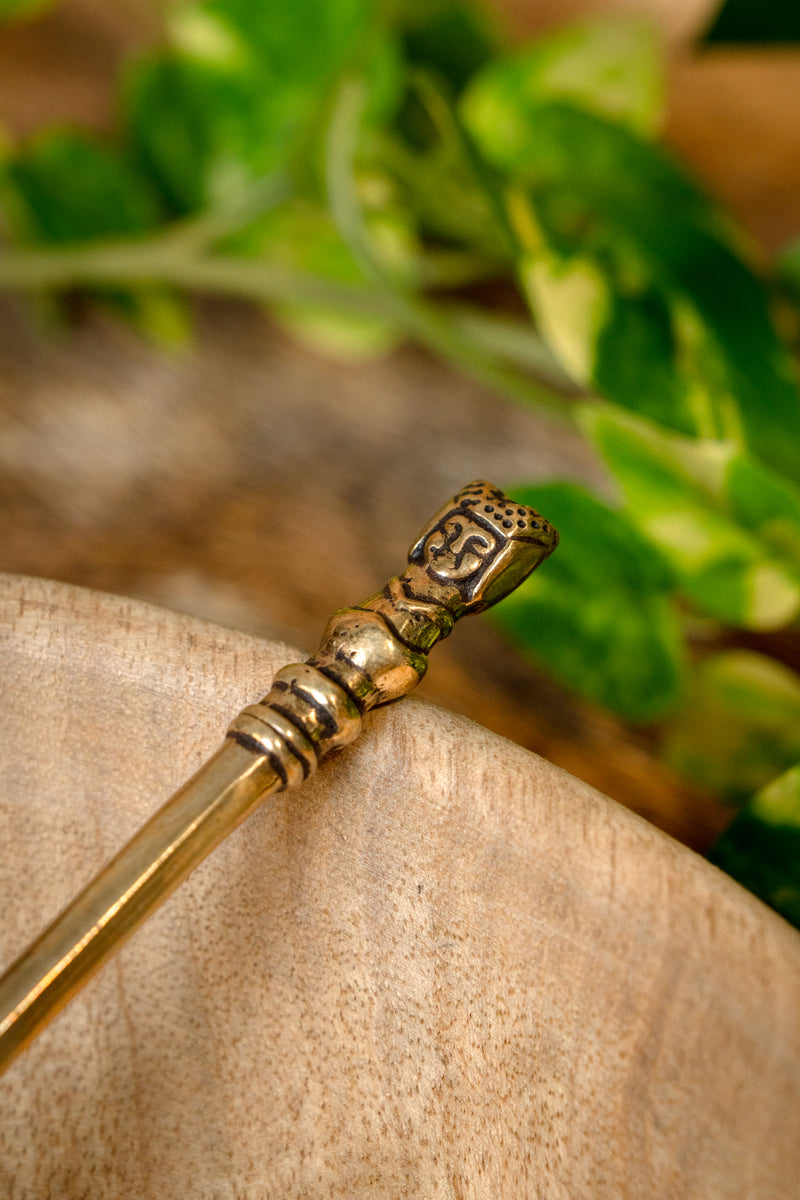 Średniowieczna mosiężna łyżka z głową dziewczyny