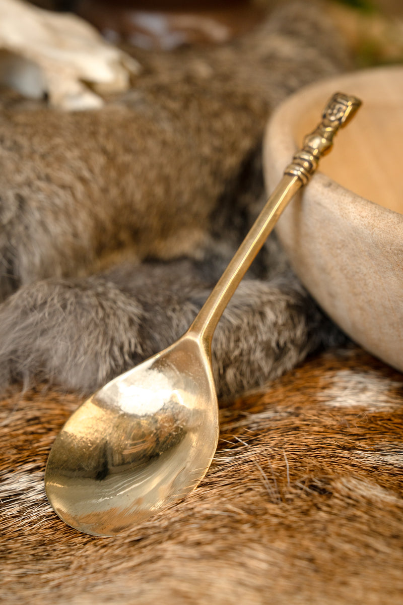 Middeleeuwse messing lepel met meisjeshoofd