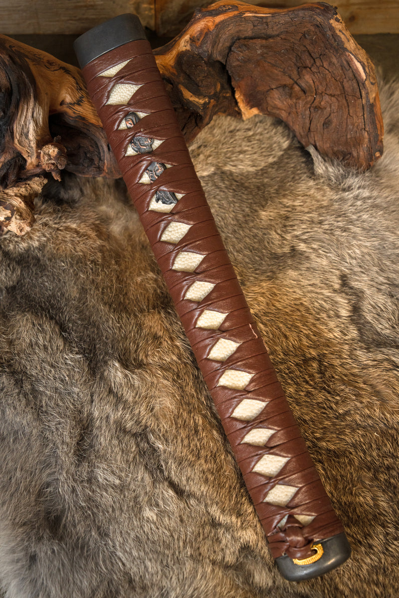 Impugnatura della spada da samurai con rivestimento in pelle 