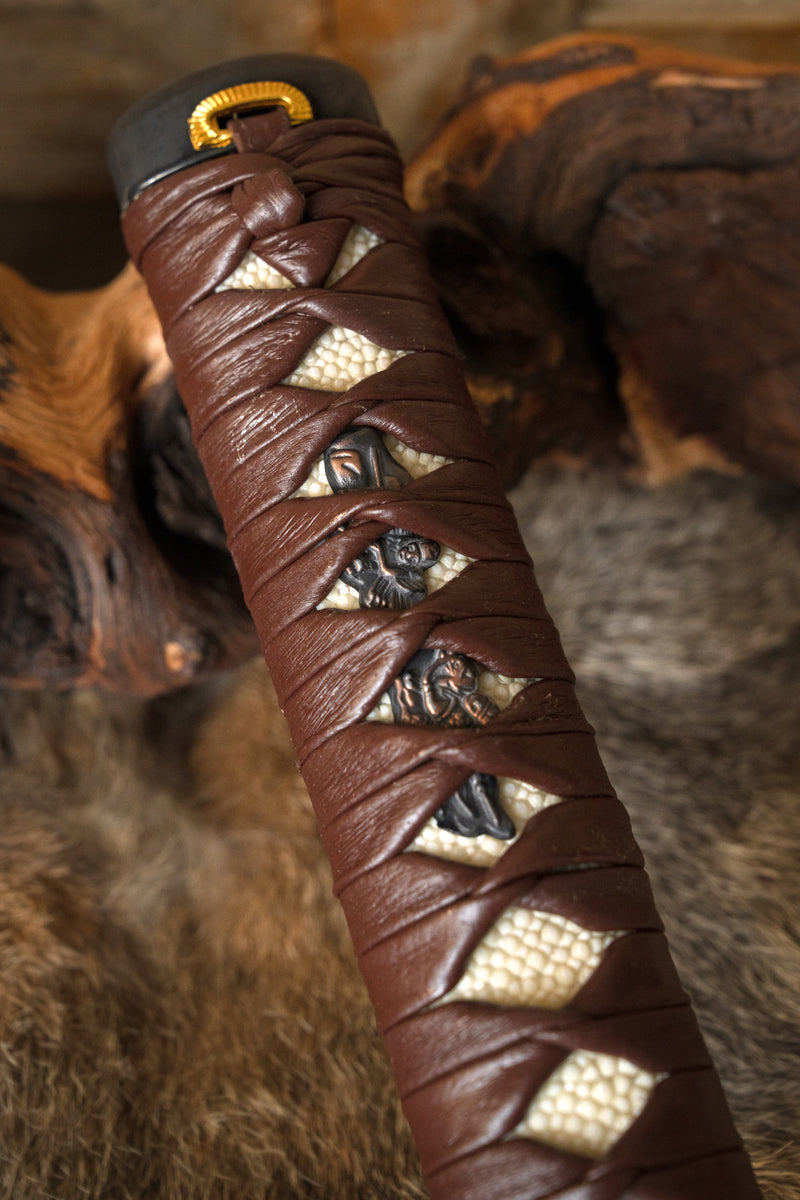 Impugnatura della spada da samurai con rivestimento in pelle 
