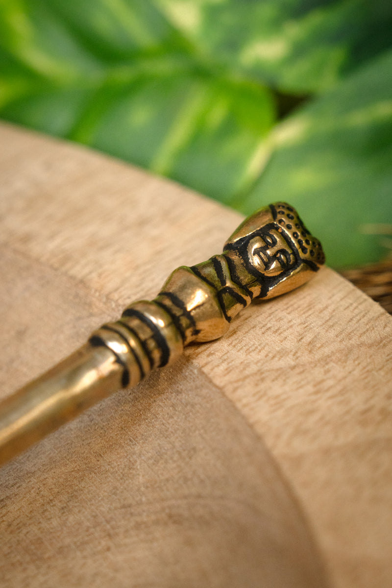 Medieval cuchillo con cabeza de niña 