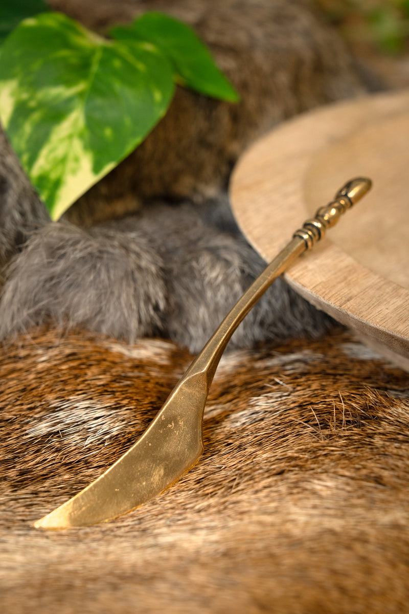 Medieval cuchillo con cabeza de niña 