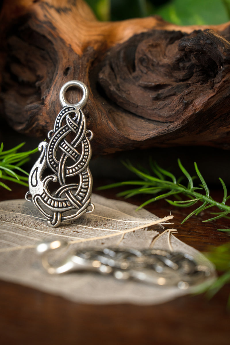 Verzilverde mantelsluiting met Midgardslang, verzilverd brons