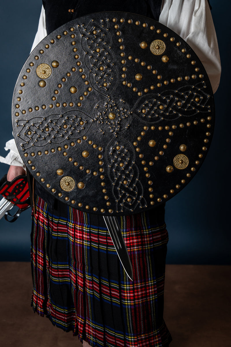 Schottischer Hochland -Targe mit keltischem Kreuz