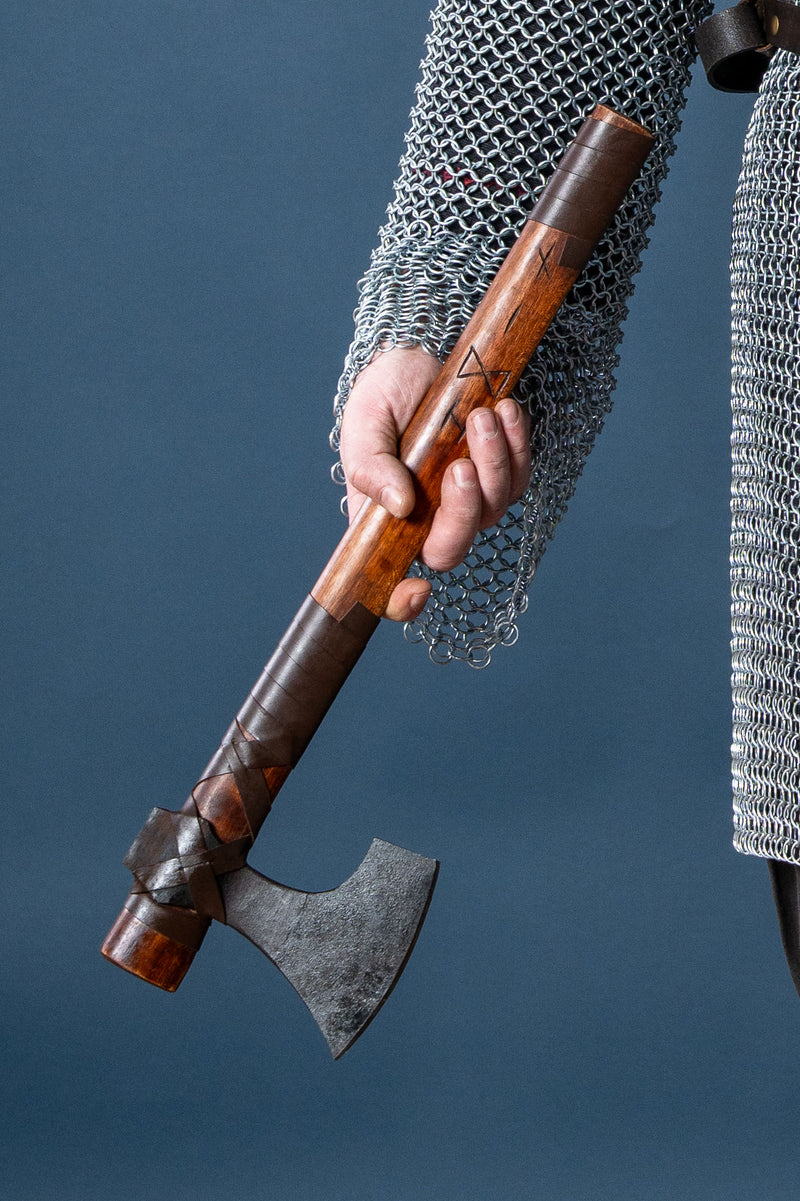 Huskarl skeggox met runen, type B, semi-scherp