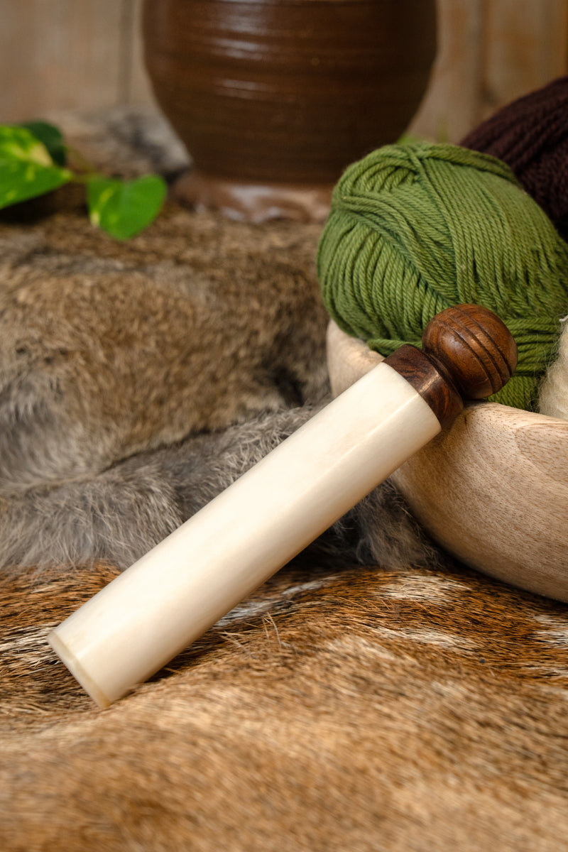 Caja de agujas de hueso medieval 