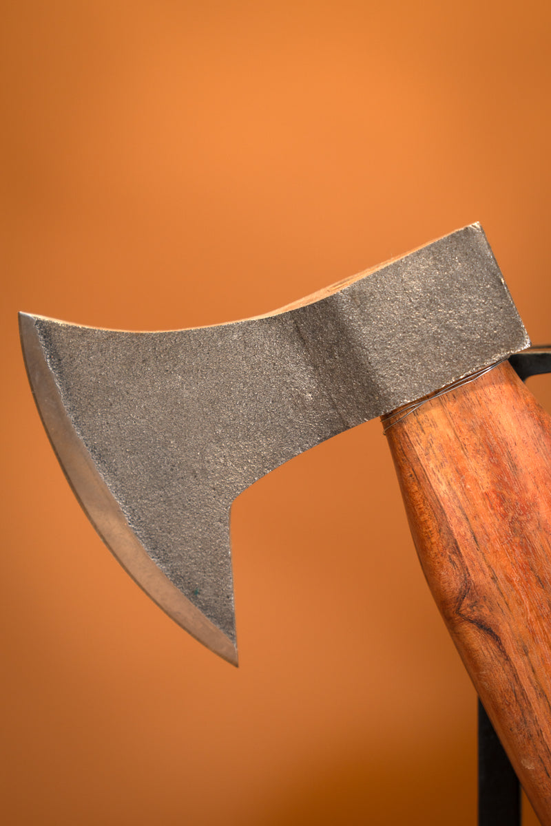 Hache d'usage médiévale, forgée à la main, semi-tranchante 