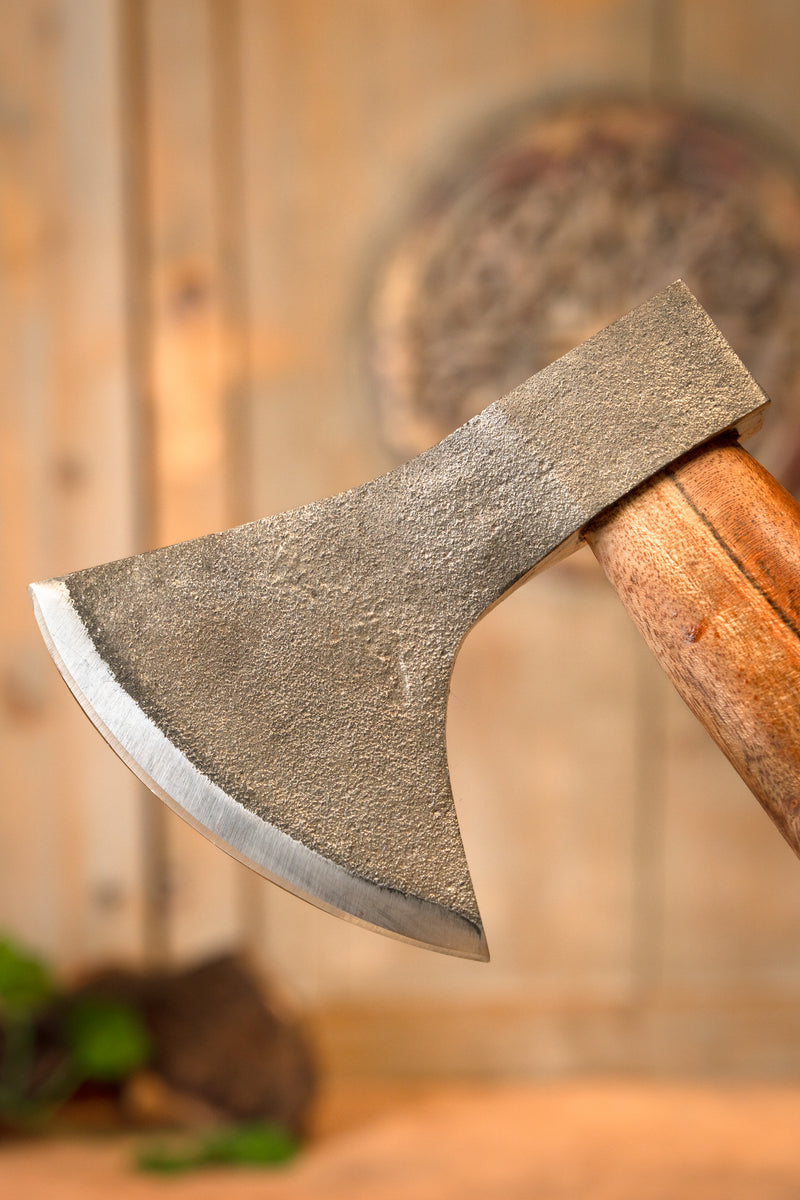 Handgesmede houthakkersbijl, semi-scherp