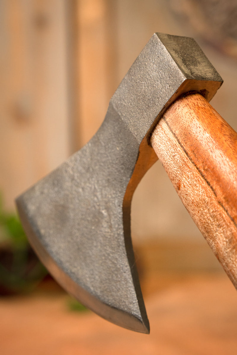 Handgesmede houthakkersbijl, semi-scherp