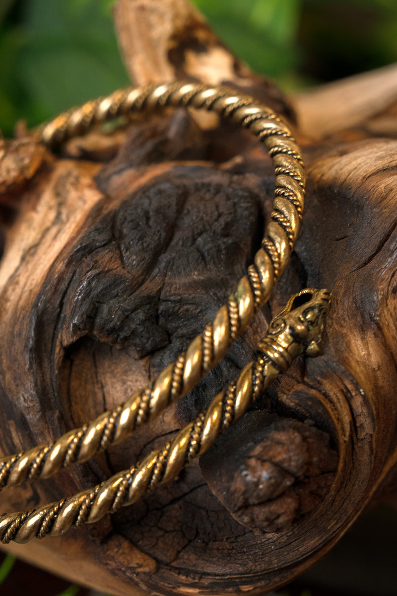 Viking bovenarmband met wolvenkoppen, brons