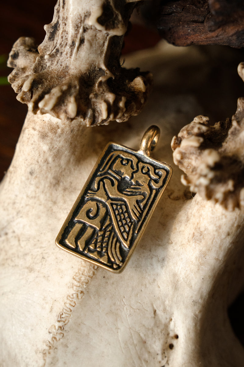 6e eeuws liefdesamulet, brons