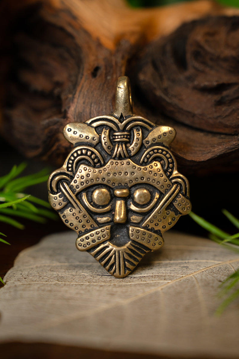 Gnezdovo masker amulet, brons