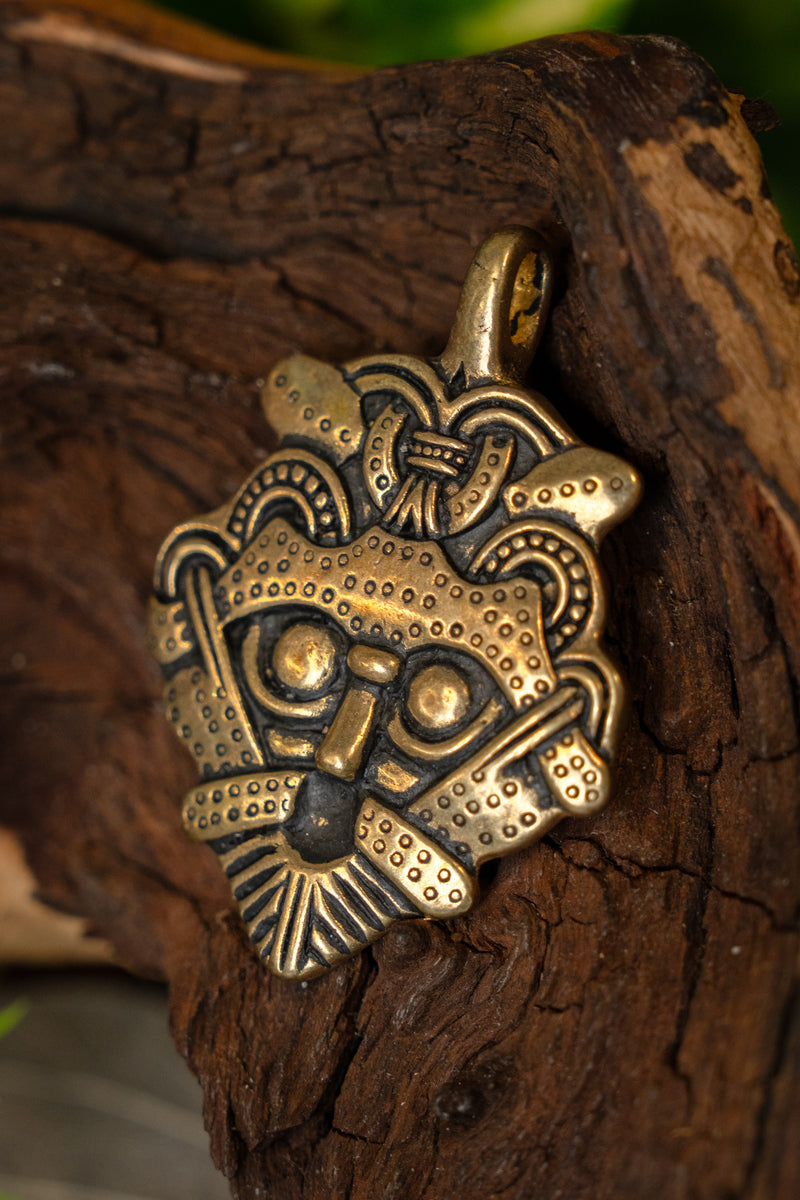 Gnezdovo masker amulet, brons