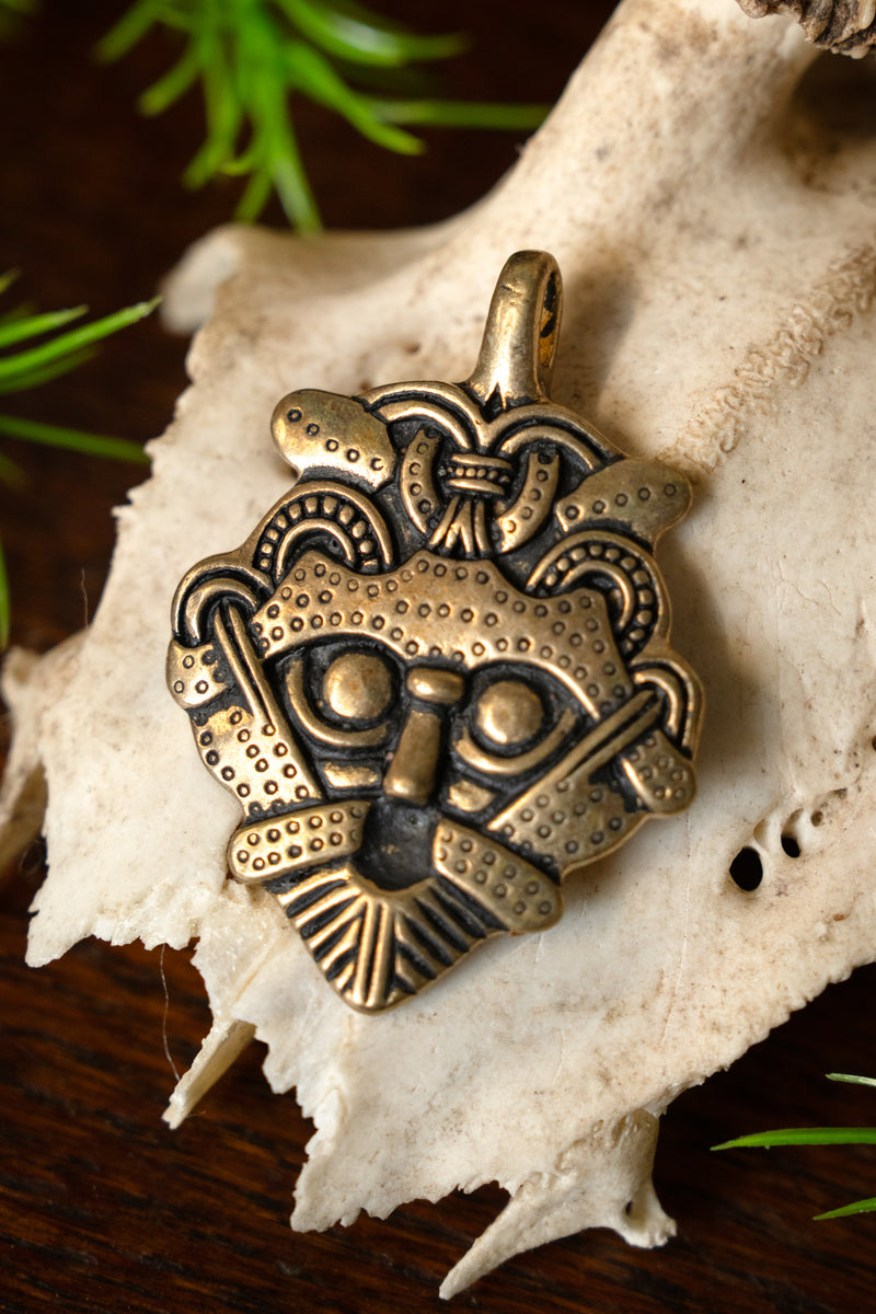 Gnezdovo masker amulet, brons