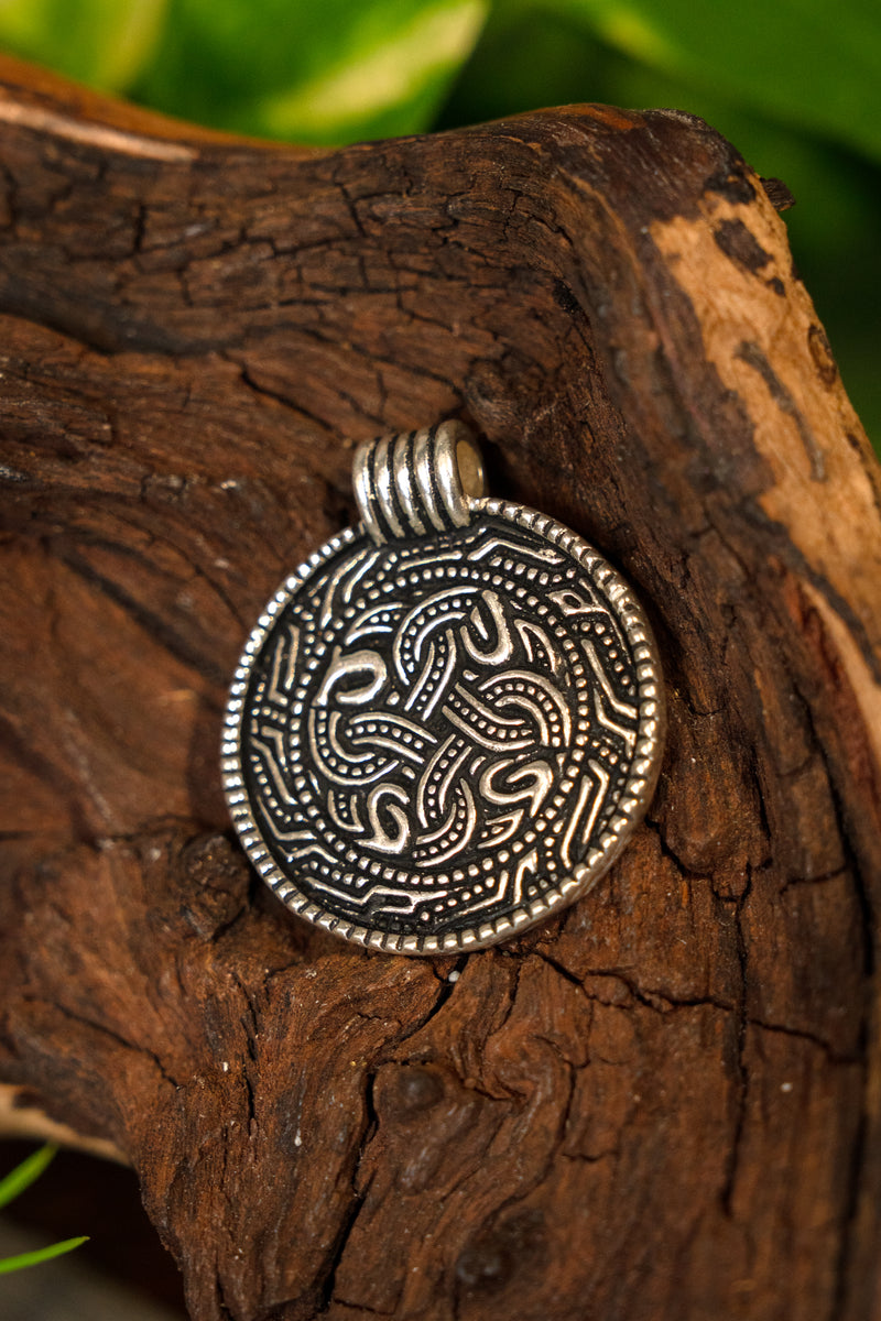 Angelsaksisch slangenamulet, verzilverd brons