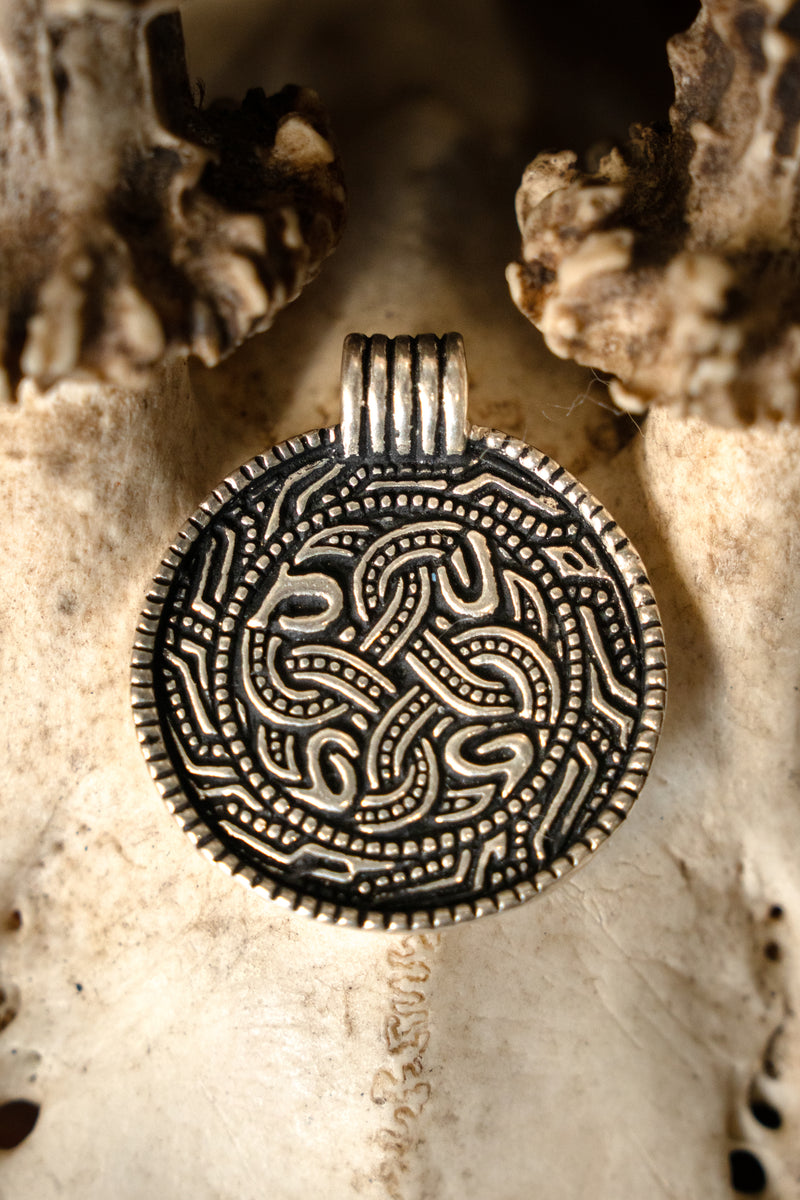 Angelsaksisch slangenamulet, verzilverd brons