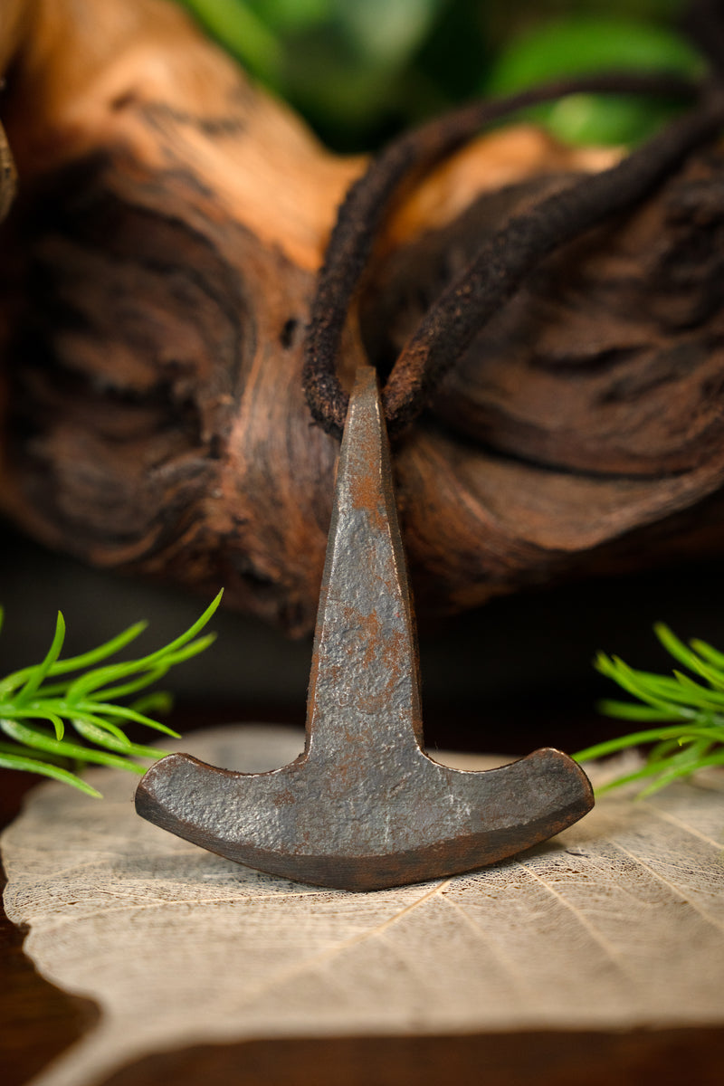 Handsmidda järn Tors hammare, järn med läder 