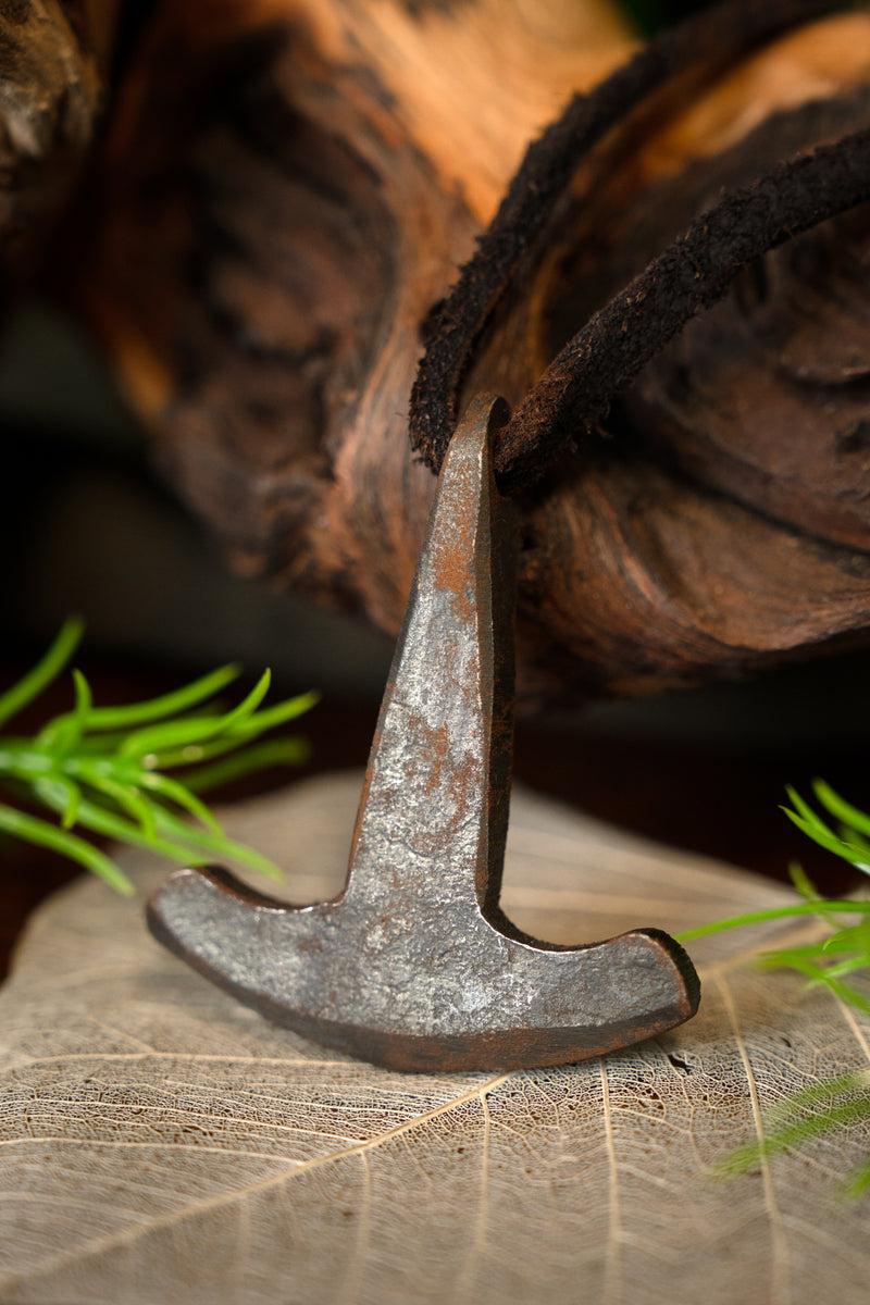 Handsmidda järn Tors hammare, järn med läder 