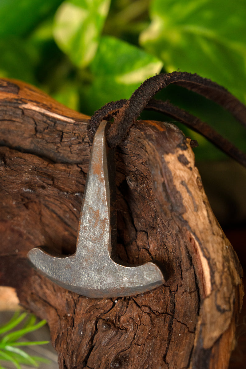 Handsmidda järn Tors hammare, järn med läder 