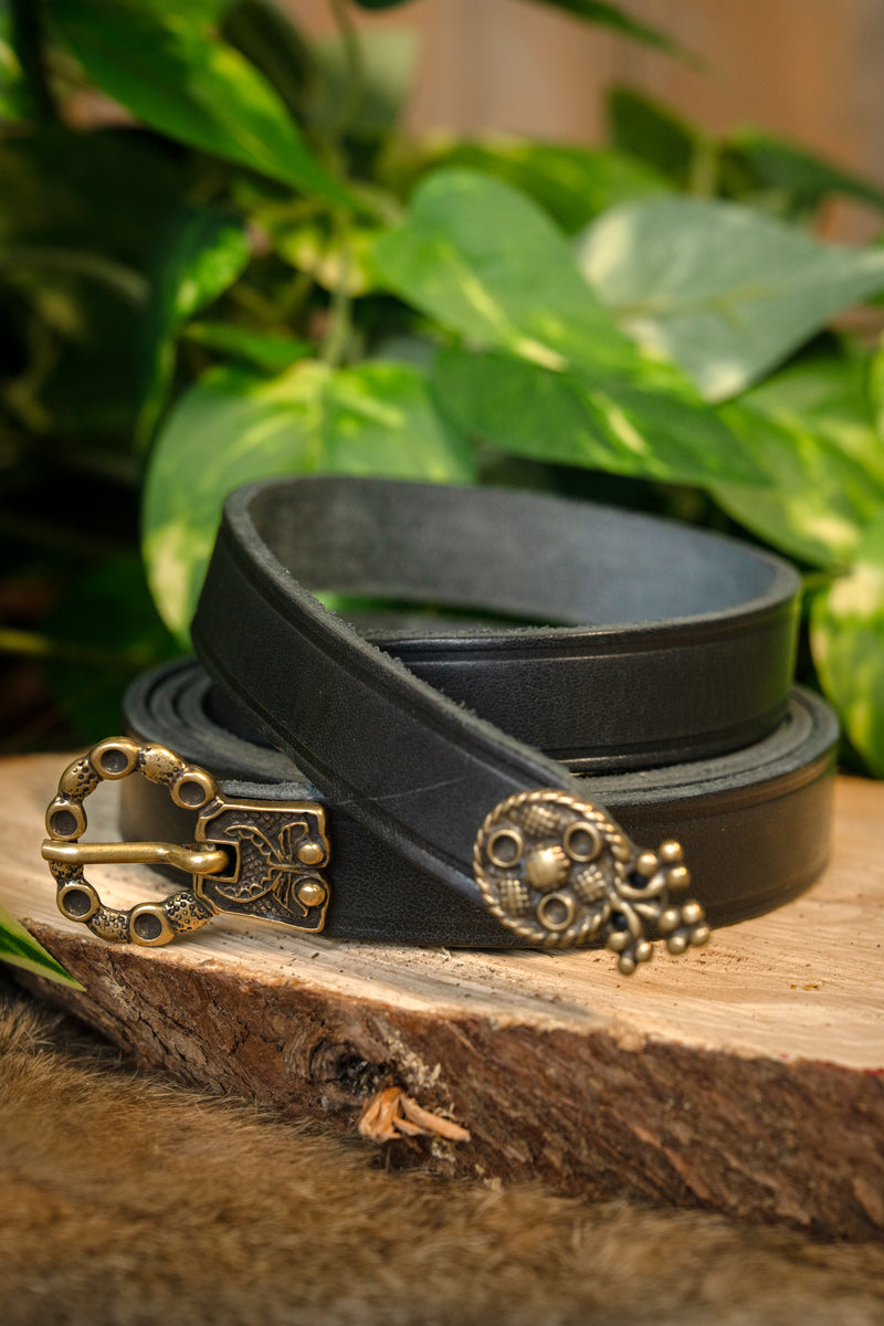 15e eeuwse riem met riemeinde (London), zwart leer, messing gesp, 165 cm