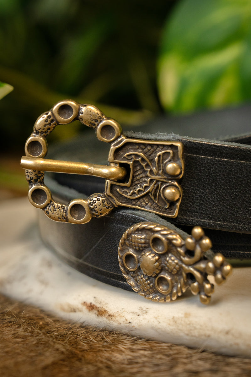 15e eeuwse riem met riemeinde (London), zwart leer, messing gesp, 165 cm