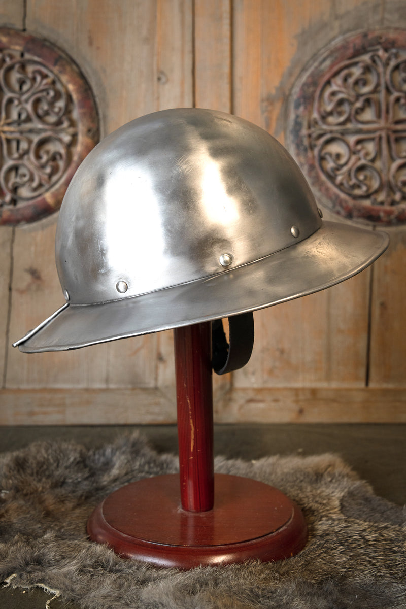 14-15e eeuwse ketelhoed, gepolijst, 1-1.2 mm